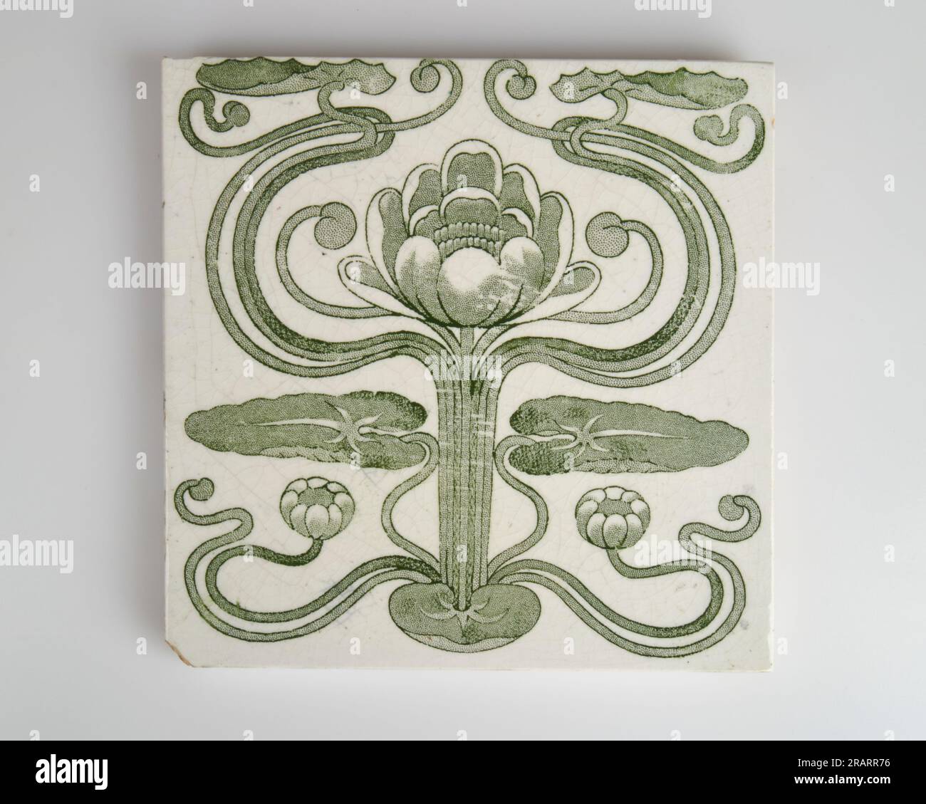Antica piastrella di ceramica in ceramica di ninfee in stile Art Nouveau inglese degli anni '1900 Foto Stock
