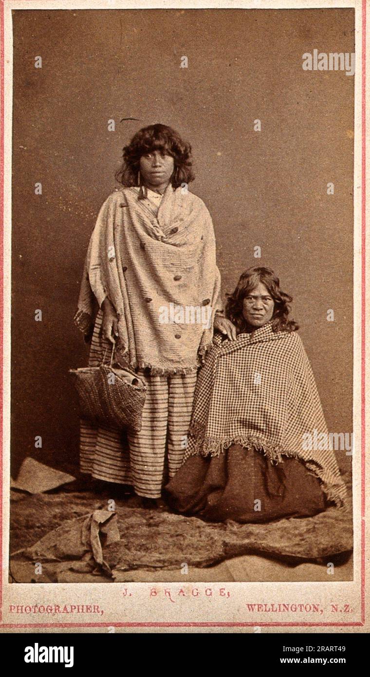 Due giovani donne Maori. Fotografia di J. Bragge, 18--. - collaboratori James Bragge tipo/tecnica stampe fotografiche. Foto Stock