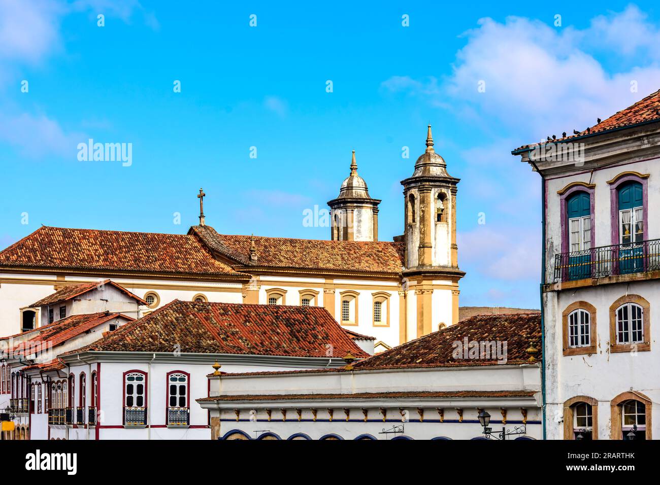 Tetto, torri e finestre di case storiche e chiese nella città di Ouro Preto nel Minas Gerais Foto Stock