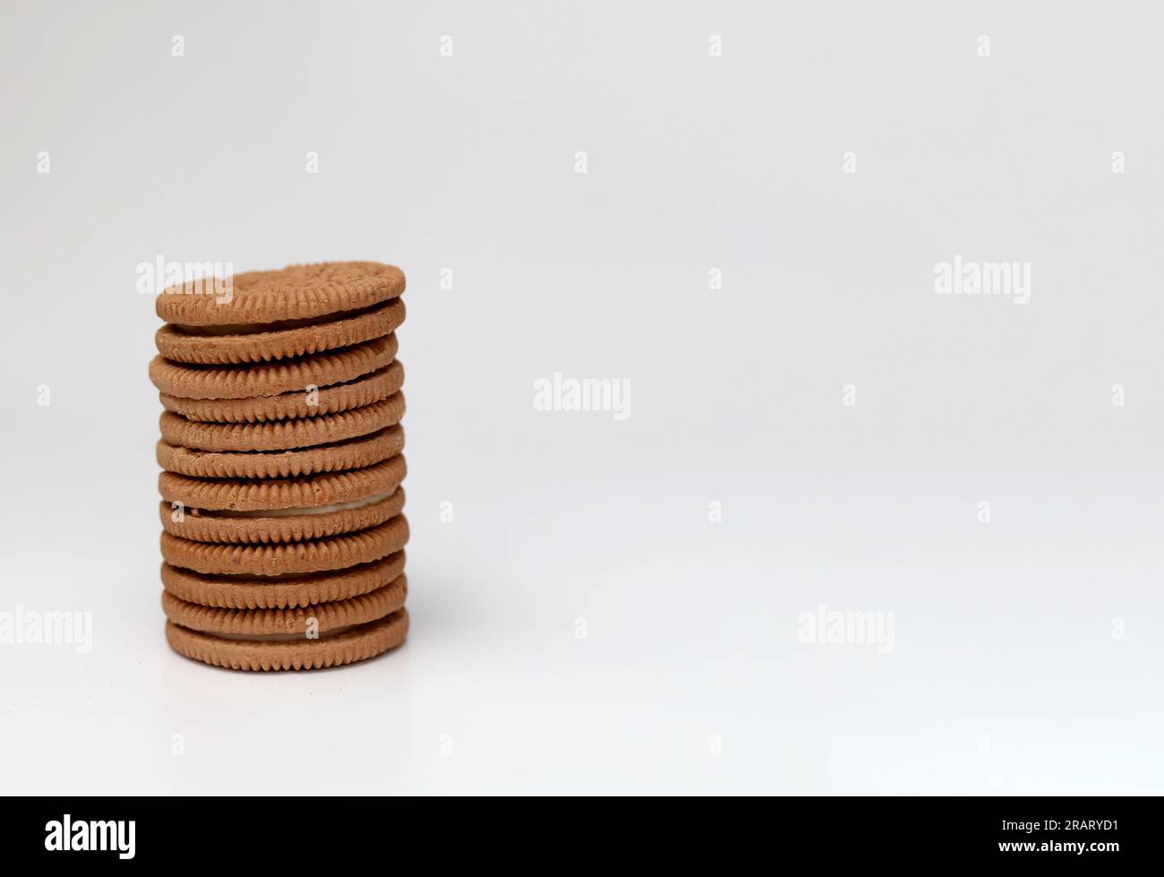 Biscotti con panna da sandwich isolati su sfondo bianco Foto Stock