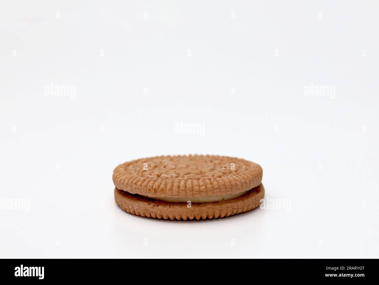 Biscotti con panna da sandwich isolati su sfondo bianco Foto Stock