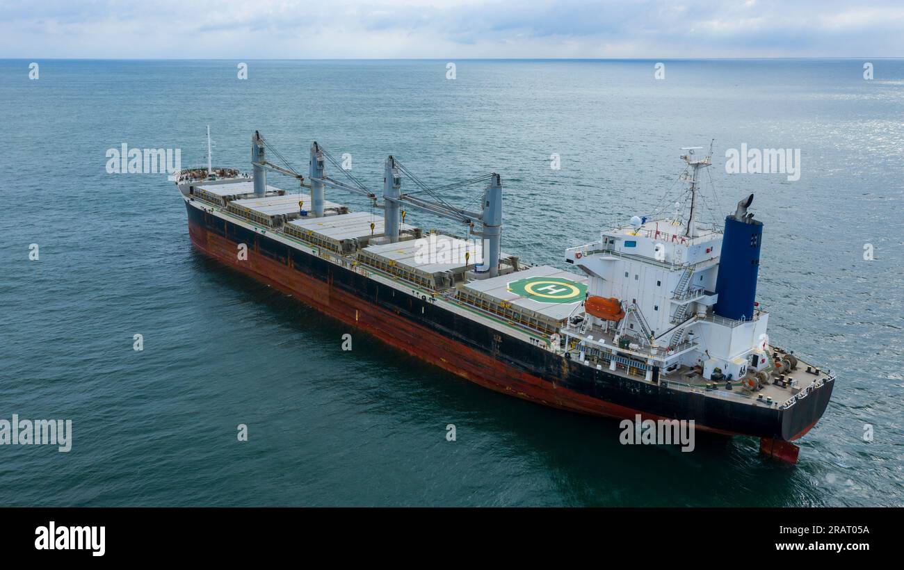 Portarinfuse autoscaricante presso l'ancoraggio Rio De la Plata. Vista aerea di poppa. Foto Stock