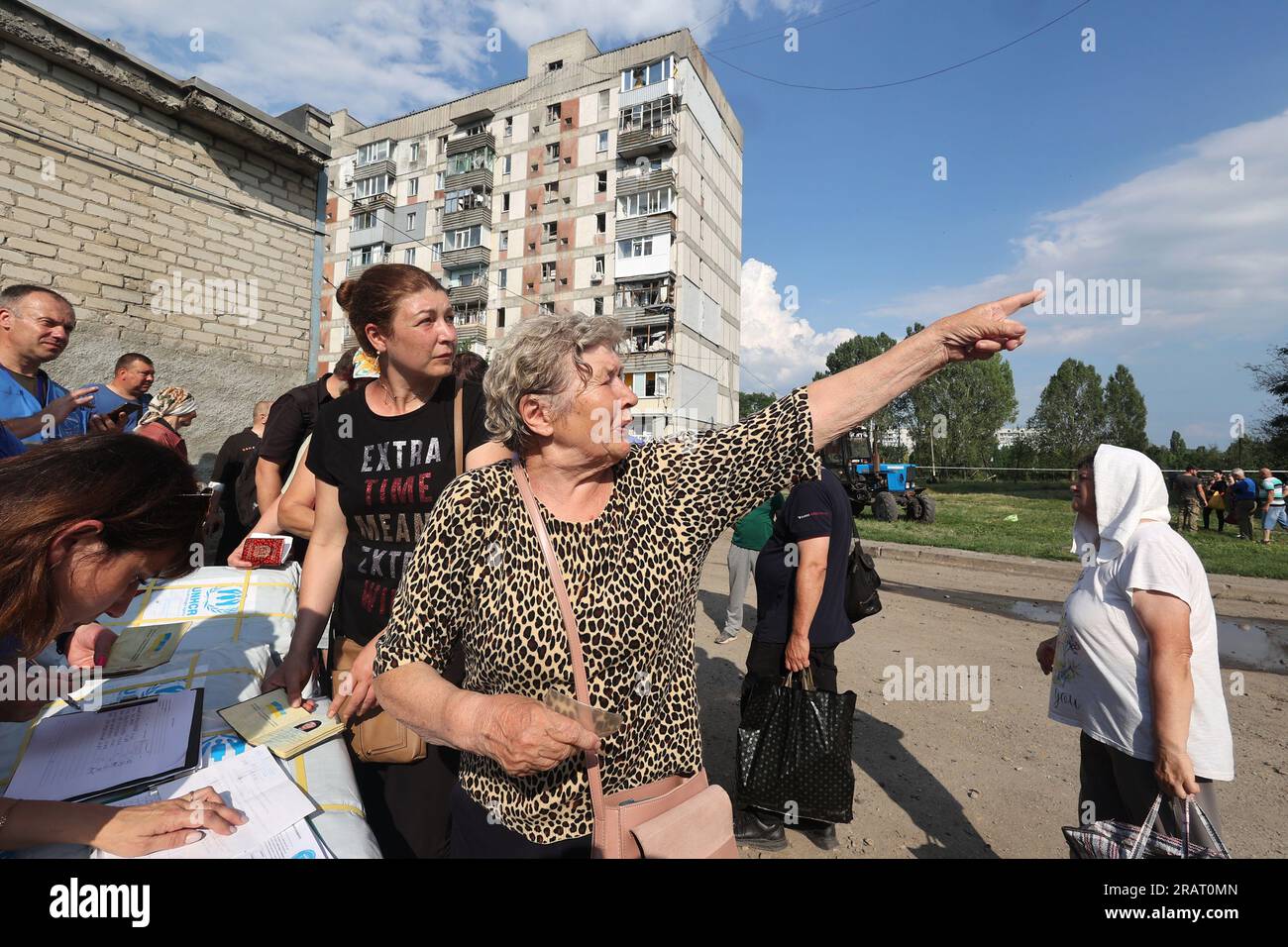 Non esclusiva: REGIONE DI CHARKIV, UCRAINA - 4 LUGLIO 2023 - i cittadini locali sono visti dopo un attacco missilistico russo, Pervomaisk, regione di Charkiv, nord-est Foto Stock
