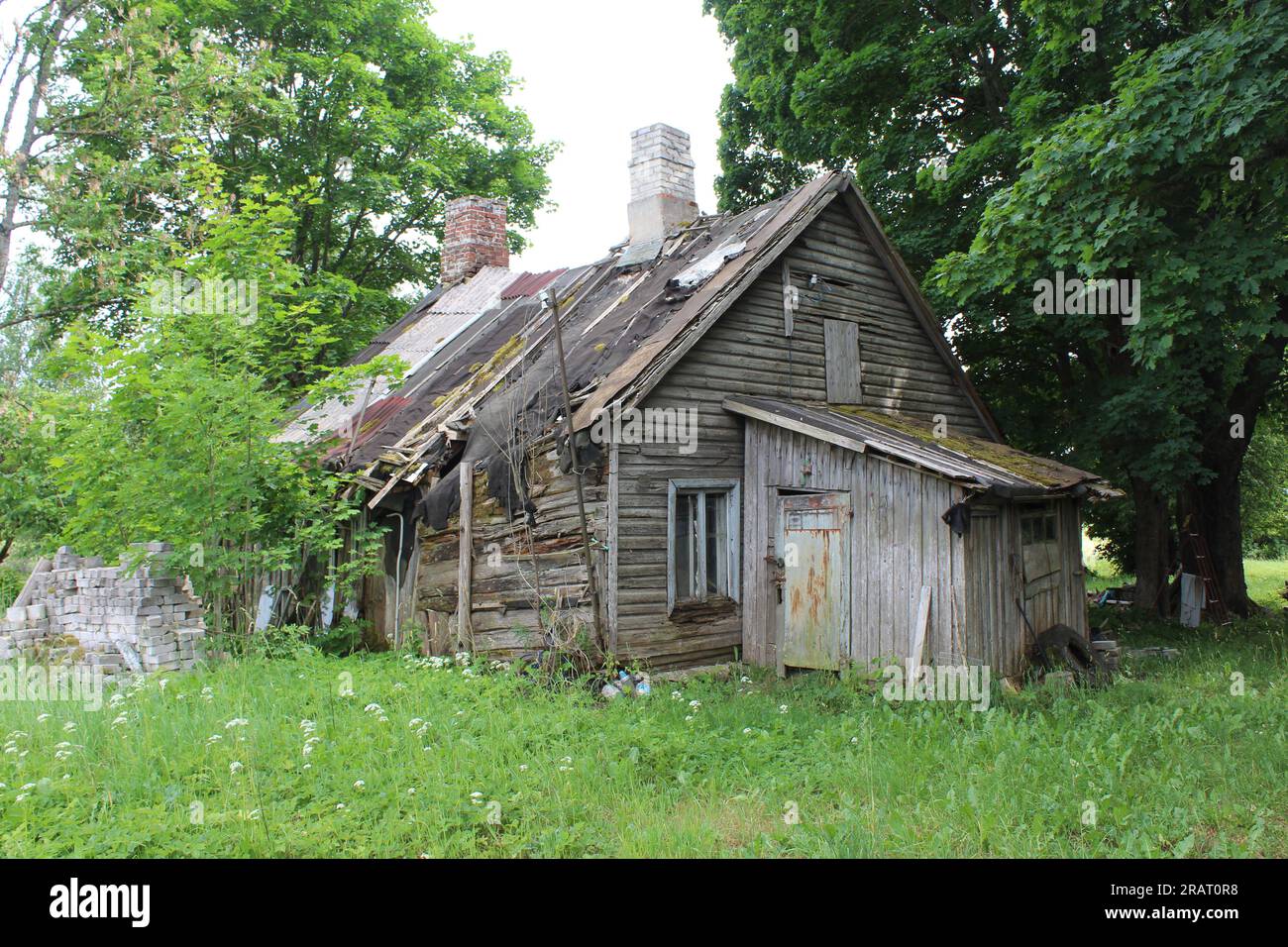 Casa colonica in legno abbandonata a Sece, Lettonia Foto Stock