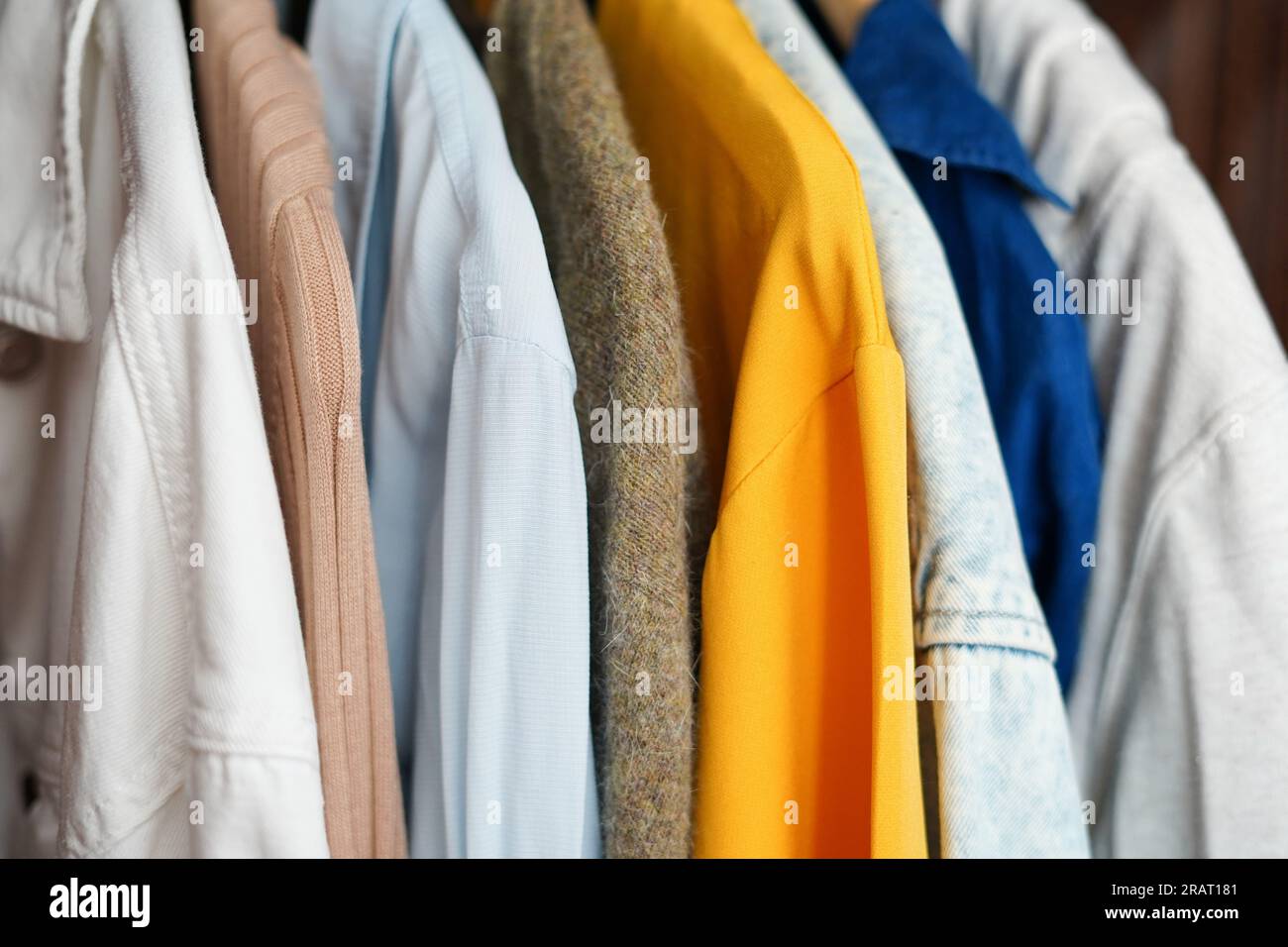 Abbigliamento appesi a un rack di capi di abbigliamento in un negozio o home armadio. Foto Stock