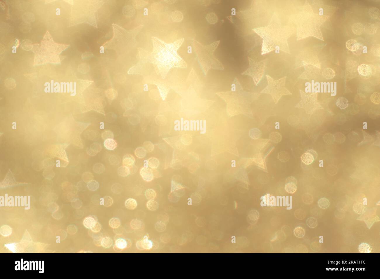 Luci gialle di Natale e stelle come sfondo bokeh. Foto Stock