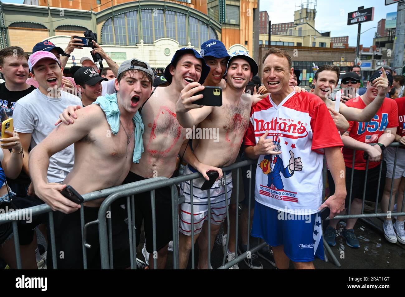 Joey Chestnut, un mangiatore professionista e competitivo, saluta la folla al Nathan's Famous International Hot Dog Eating Contest a Coney Island il 4 luglio 2 Foto Stock