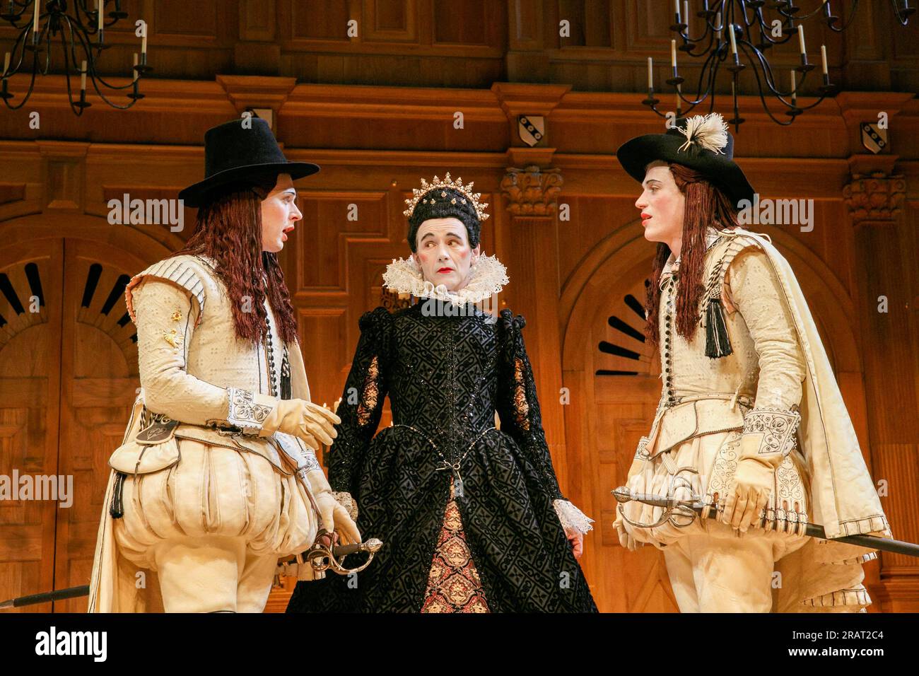 V/i - l-r: Samuel Barnett (Sebastian), Mark Rylance (Contessa Olivia), Johnny Flynn (Viola) nella DODICESIMA NOTTE di Shakespeare all'Apollo Theatre, Londra W1 17/11/2012 a Shakespeare's Globe Production design: Jenny Tiramani illuminazione: David Plater regista: Tim Carroll Foto Stock