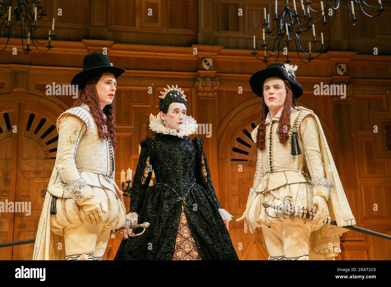 V/i - l-r: Samuel Barnett (Sebastian), Mark Rylance (Contessa Olivia), Johnny Flynn (Viola) nella DODICESIMA NOTTE di Shakespeare all'Apollo Theatre, Londra W1 17/11/2012 a Shakespeare's Globe Production design: Jenny Tiramani illuminazione: David Plater regista: Tim Carroll Foto Stock