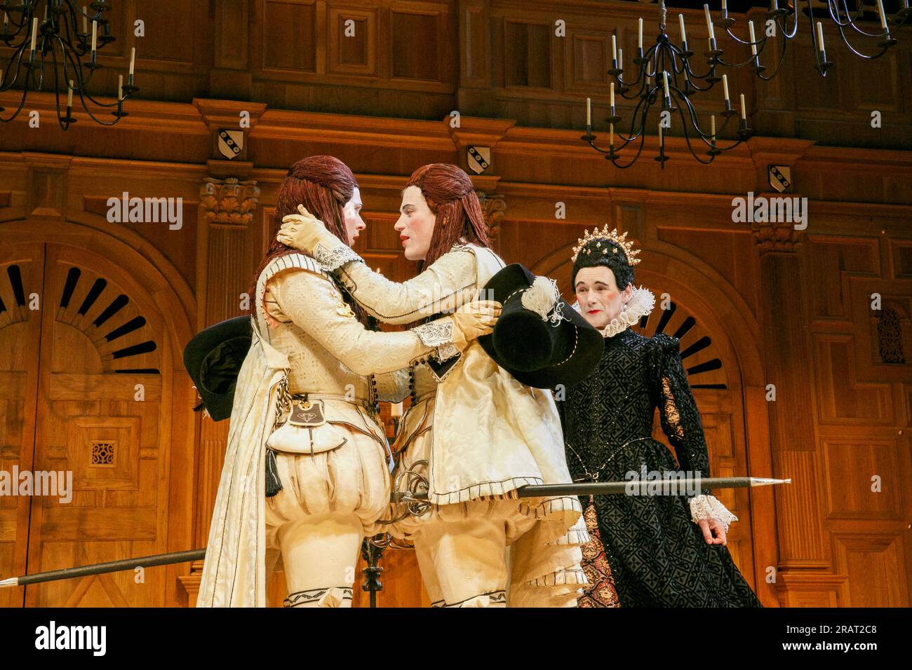 V/i - l-r: Samuel Barnett (Sebastian), Johnny Flynn (Viola), Mark Rylance (contessa Olivia) nella DODICESIMA NOTTE di Shakespeare all'Apollo Theatre, Londra W1 17/11/2012 a Shakespeare's Globe Production design: Jenny Tiramani illuminazione: David Plater regista: Tim Carroll Foto Stock