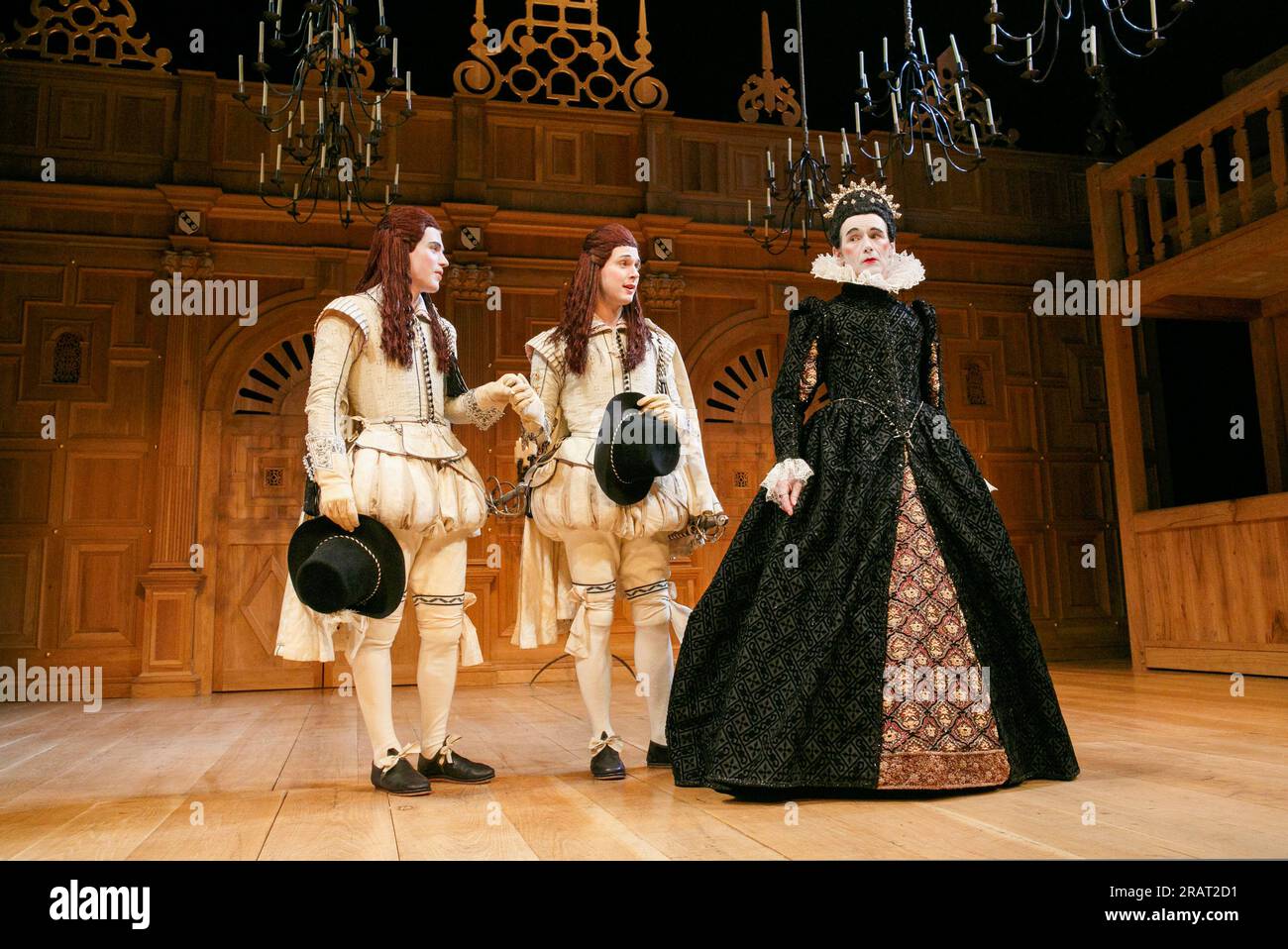 V/i - l-r: Samuel Barnett (Sebastian), Johnny Flynn (Viola), Mark Rylance (contessa Olivia) nella DODICESIMA NOTTE di Shakespeare all'Apollo Theatre, Londra W1 17/11/2012 a Shakespeare's Globe Production design: Jenny Tiramani illuminazione: David Plater regista: Tim Carroll Foto Stock