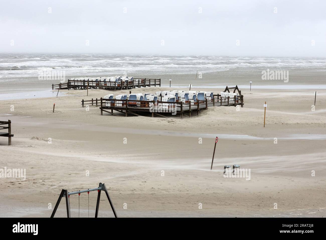 Sankt Peter Ording, Germania. 5 luglio 2023. Raffiche di vento dalla tempesta "Poly" si aprono sulla spiaggia di St. Peter Ording. Il servizio meteorologico tedesco ha trasformato la tempesta "Poly" in un uragano e avverte di venti di raffica e raffiche simili a uragani su alcune parti della Germania. Credito: Bodo Marks/Bodo Marks/dpa/Alamy Live News Foto Stock