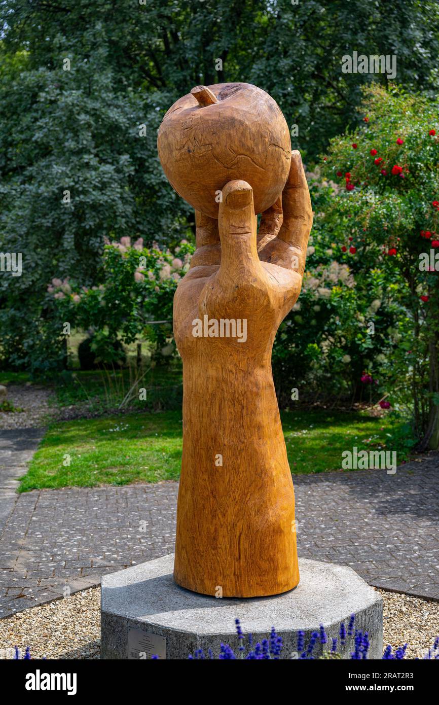 Wyndham Park, Grantham, Lincolnshire, Regno Unito. Una scultura in legno intagliato duro chiamata Isaac's Apple dal nome di Sir Isaac Newton, nato localmente, frequentò la Kings School in città Foto Stock