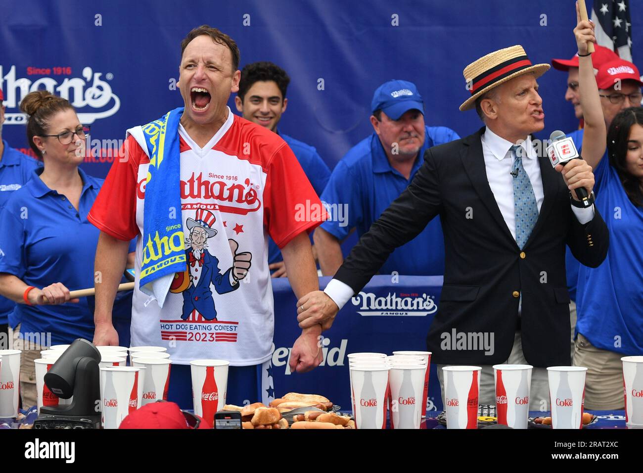 Joey Chestnut mangia 62 hot dog e panini in dieci minuti per vincere il Nathan's Famous International Hot Dog Eating Contest a Coney Island il 4 luglio 2023 Foto Stock