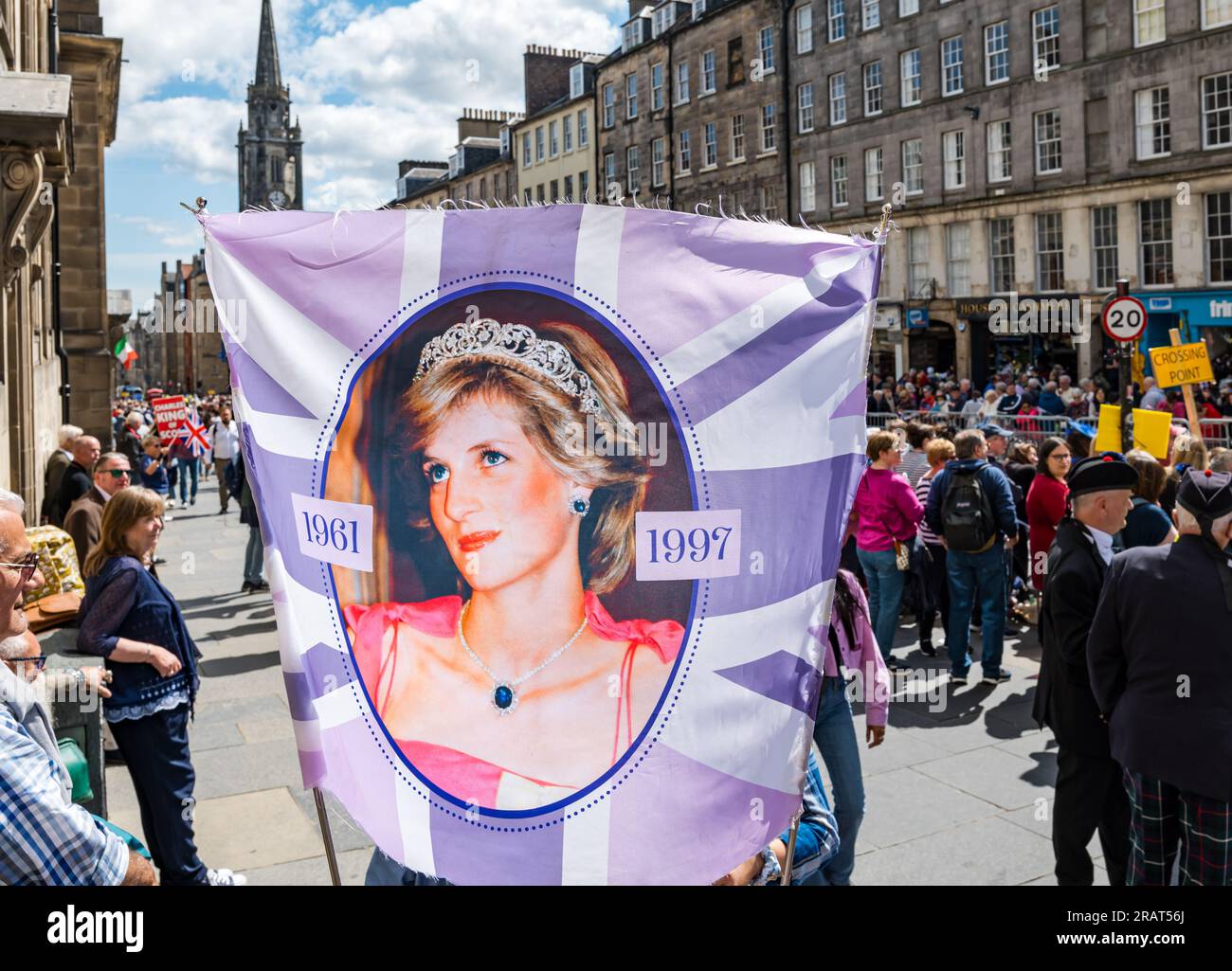 Edimburgo, Scozia, Regno Unito, 5 luglio 2023. Re Carlo III servizio del Ringraziamento: Un membro della folla porta una bandiera con una foto della principessa Diana sul Royal Mile. Crediti: Sally Anderson/Alamy Live News Foto Stock