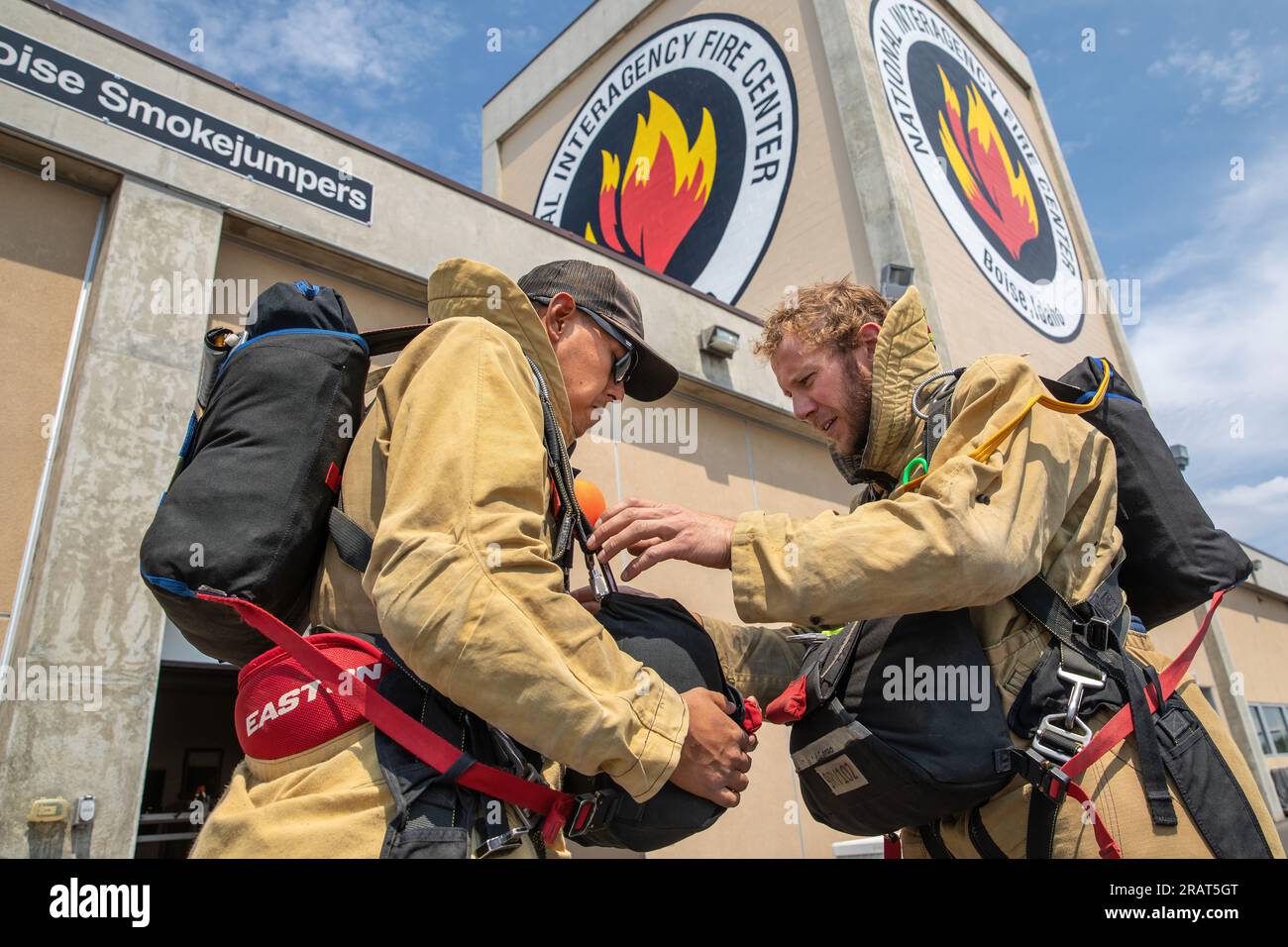 I saltatori del Bureau of Land Mangement si ispezionano a vicenda prima di un salto di addestramento a Boise, Idaho. Foto di Neal Herbert, DOI Foto Stock