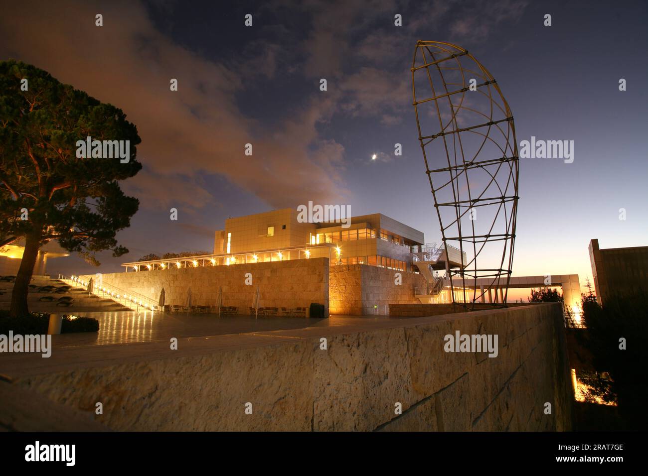 La Luna sorge sopra il Getty Center, LOS ANGELES Foto Stock