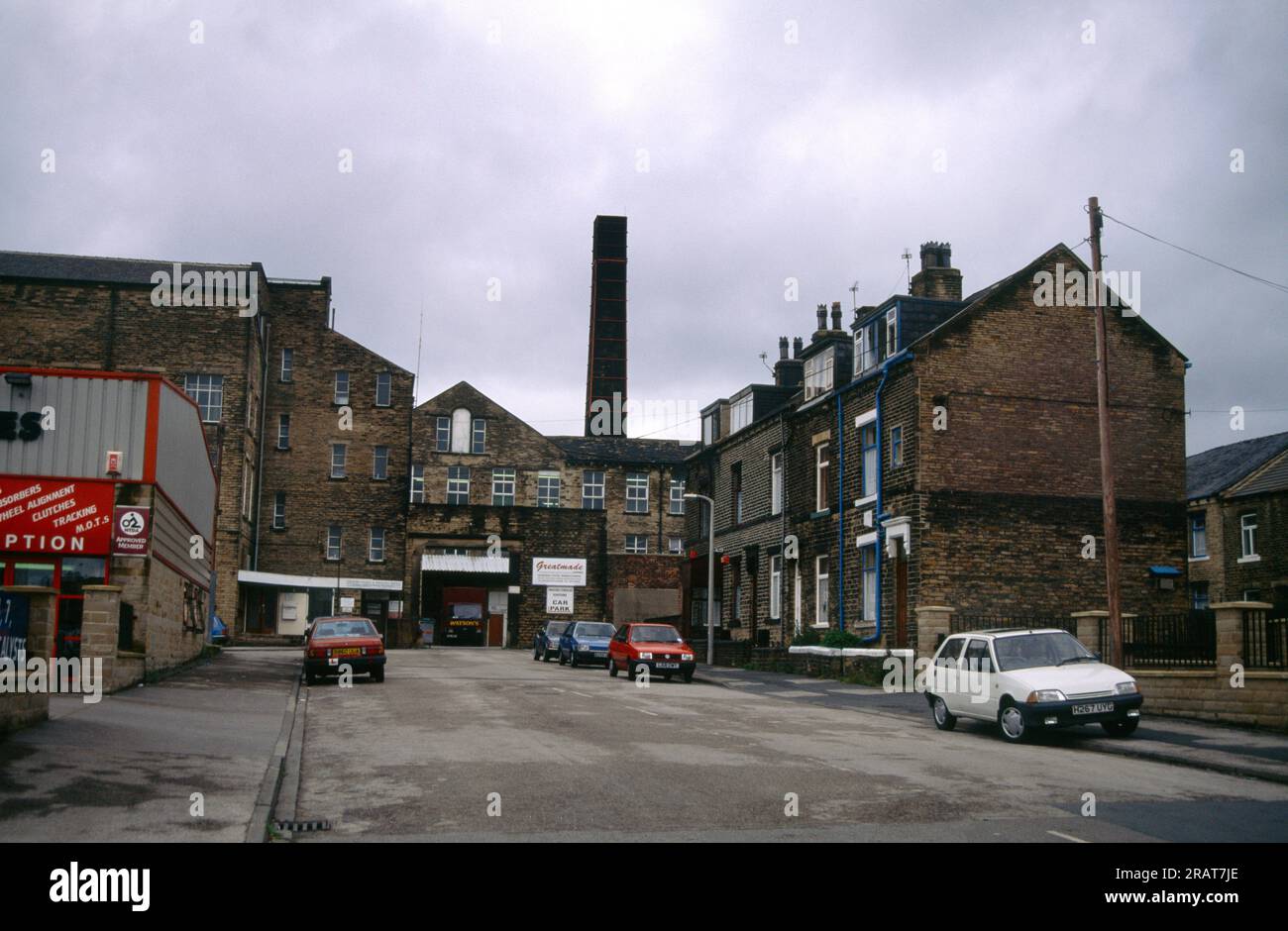 Bradford Yorkshire Back Street Household Textile Factory è stata utilizzata anche come Office for Finance and Insurance Company e come consolato pakistano Foto Stock