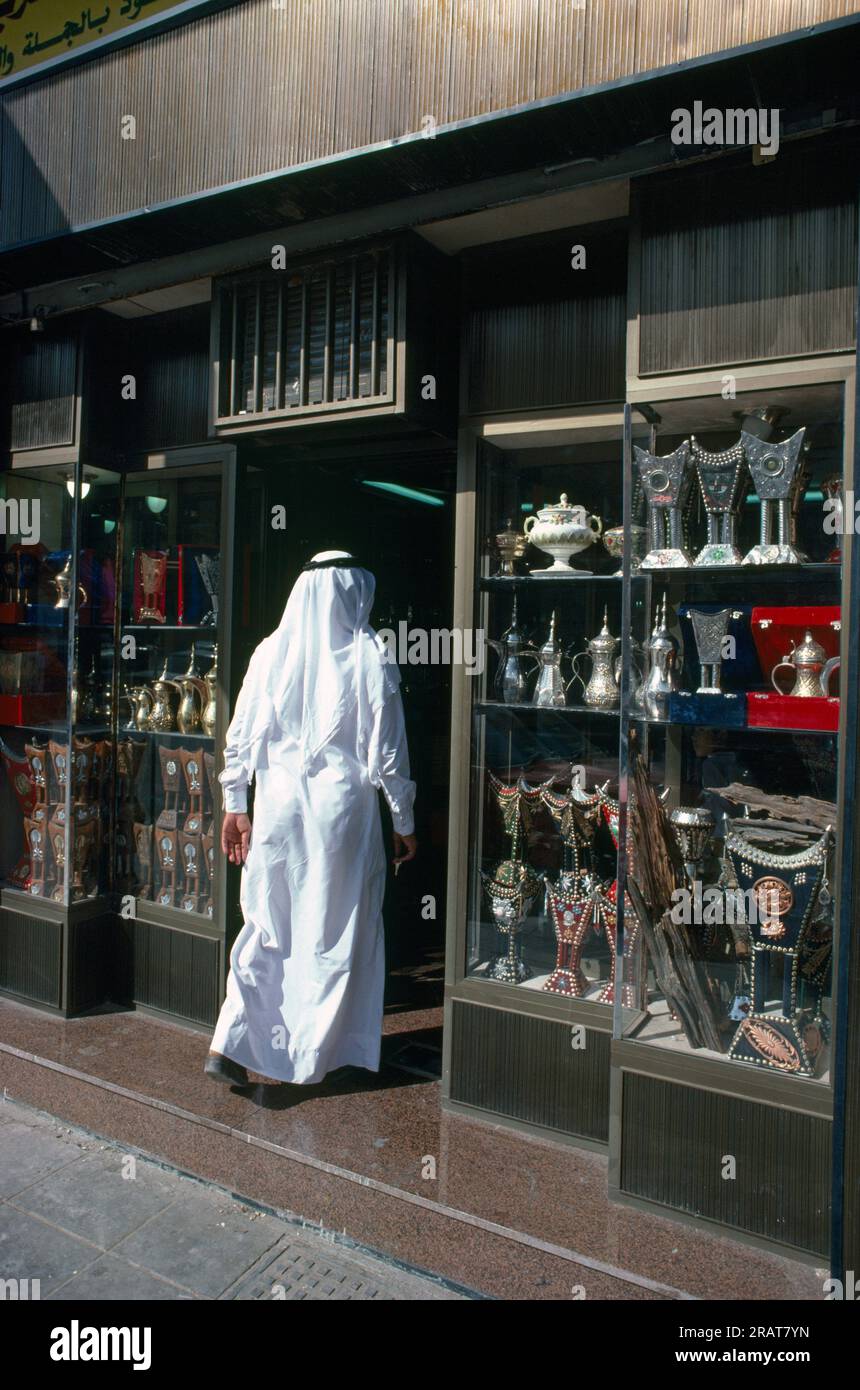Riyadh Arabia Saudita cliente che entra nel negozio che vende caffettiere e bruciatori di incenso Foto Stock
