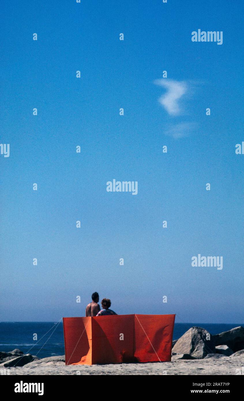 Esposende Portugal Beach Couple Looking at Cloud in the Shape of A Question Mark Foto Stock