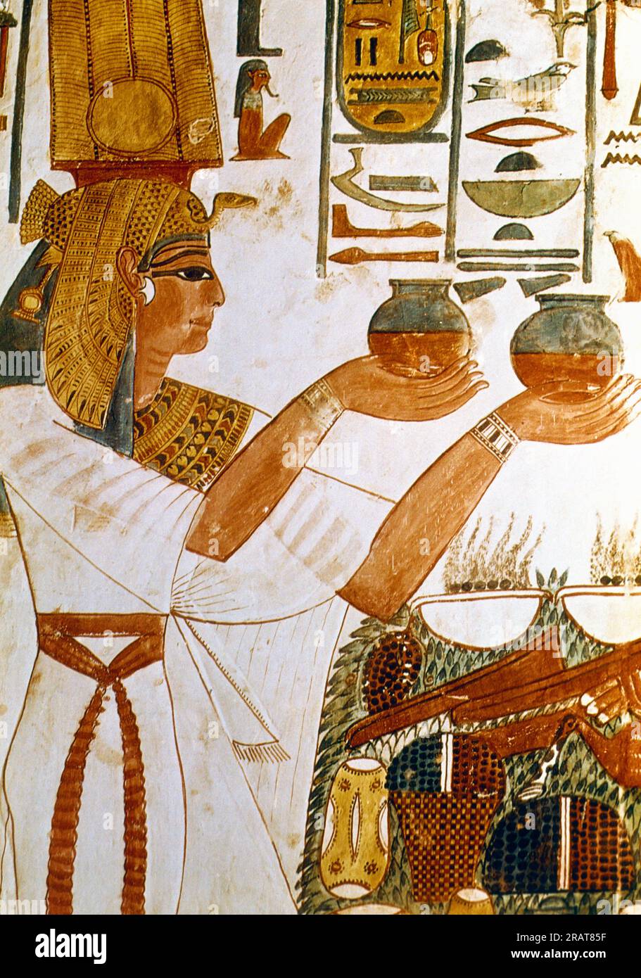 Luxor Egitto Valle delle Regine Tomba di Nefertari (QV66) Tomba Pittura di Nefertari che offre cibo alla dea Iside Foto Stock
