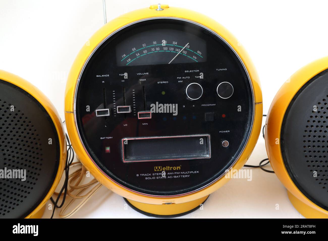 Lettore di nastri stereo a 8 tracce Weltron anni '1970 AM/FM radio Multiplex Solid State Model 2001, talvolta noto come Space Ball radio Foto Stock
