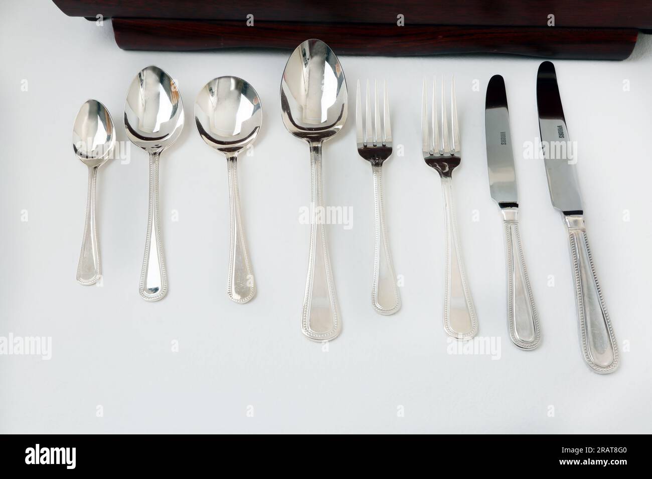 Set di posate in argento per servizio mensa Viners da 58 pezzi, stile tradizionale con perle Foto Stock