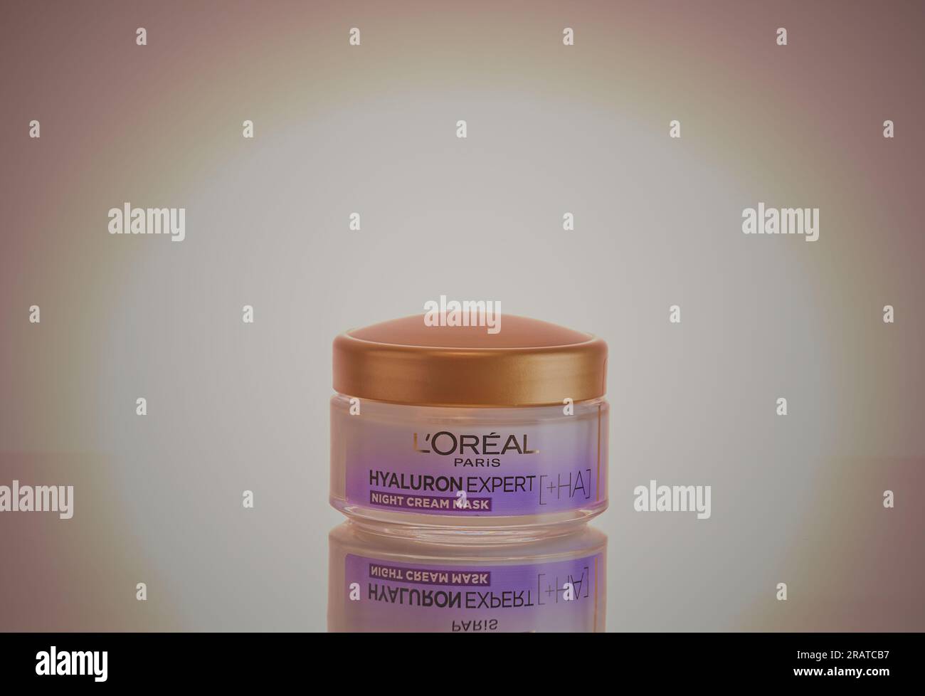 Mansfield, Nottingham, Regno Unito, 5 luglio 2023: Immagine del prodotto Studio della crema notte l'Oreal. Foto Stock