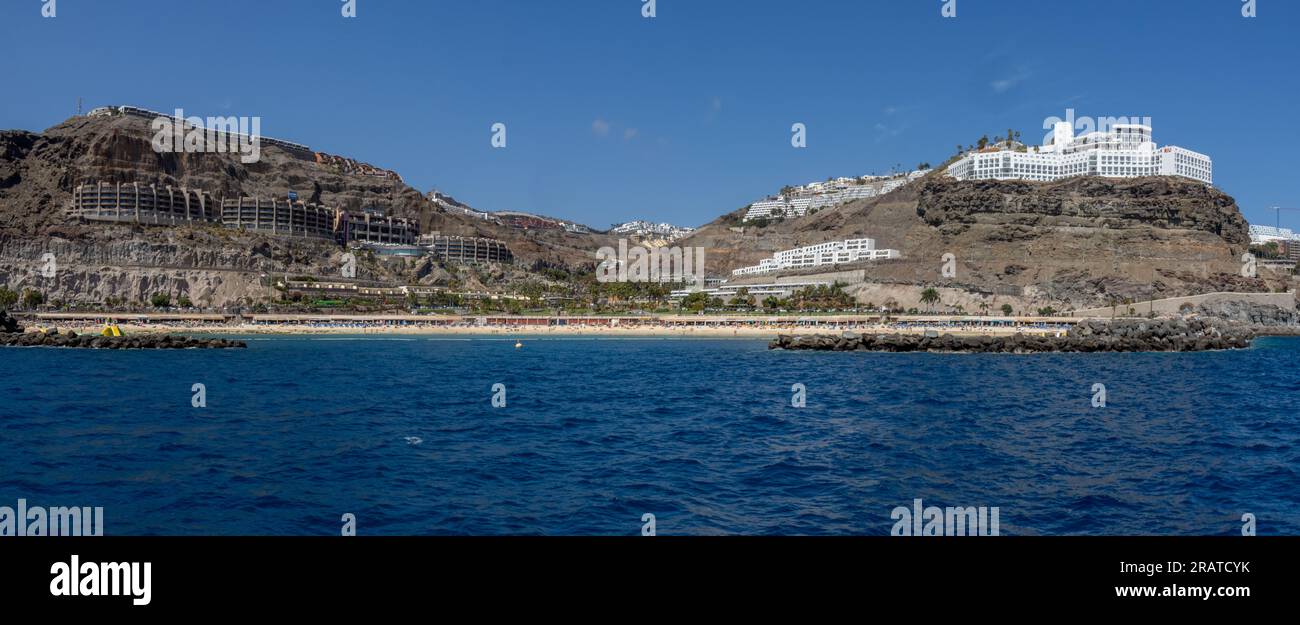 Playa de Amadores en el suroeste de Gran Canaria, desde un barco, aguas tranquilas y sin oleaje ya que está protegida por dos diques. Foto Stock