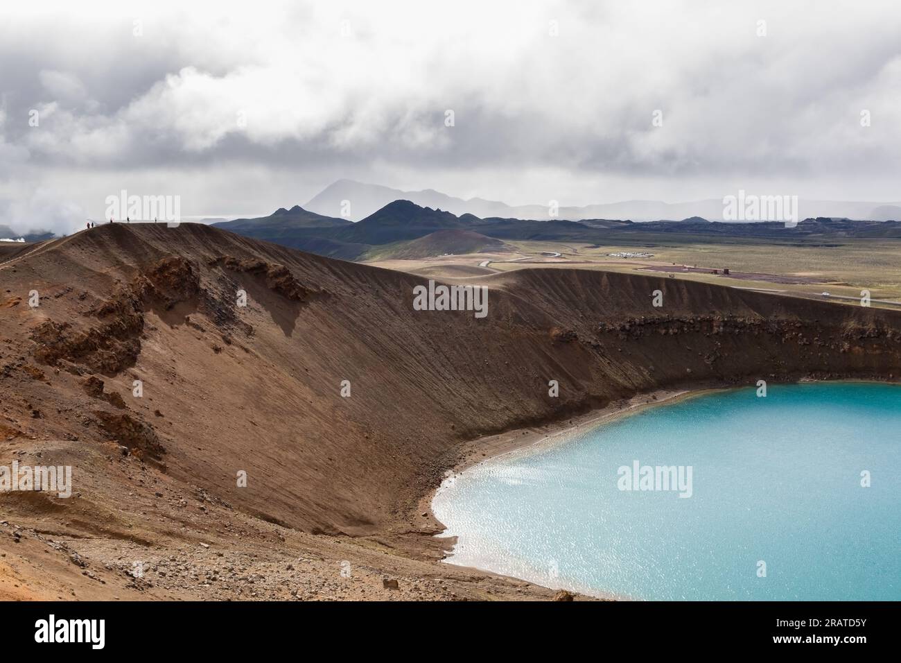 Cratere viti, area vulcanica di Krafla, Myvatn, Islanda settentrionale. Acque blu smeraldo del lago all'interno del vulcano viti. Foto Stock