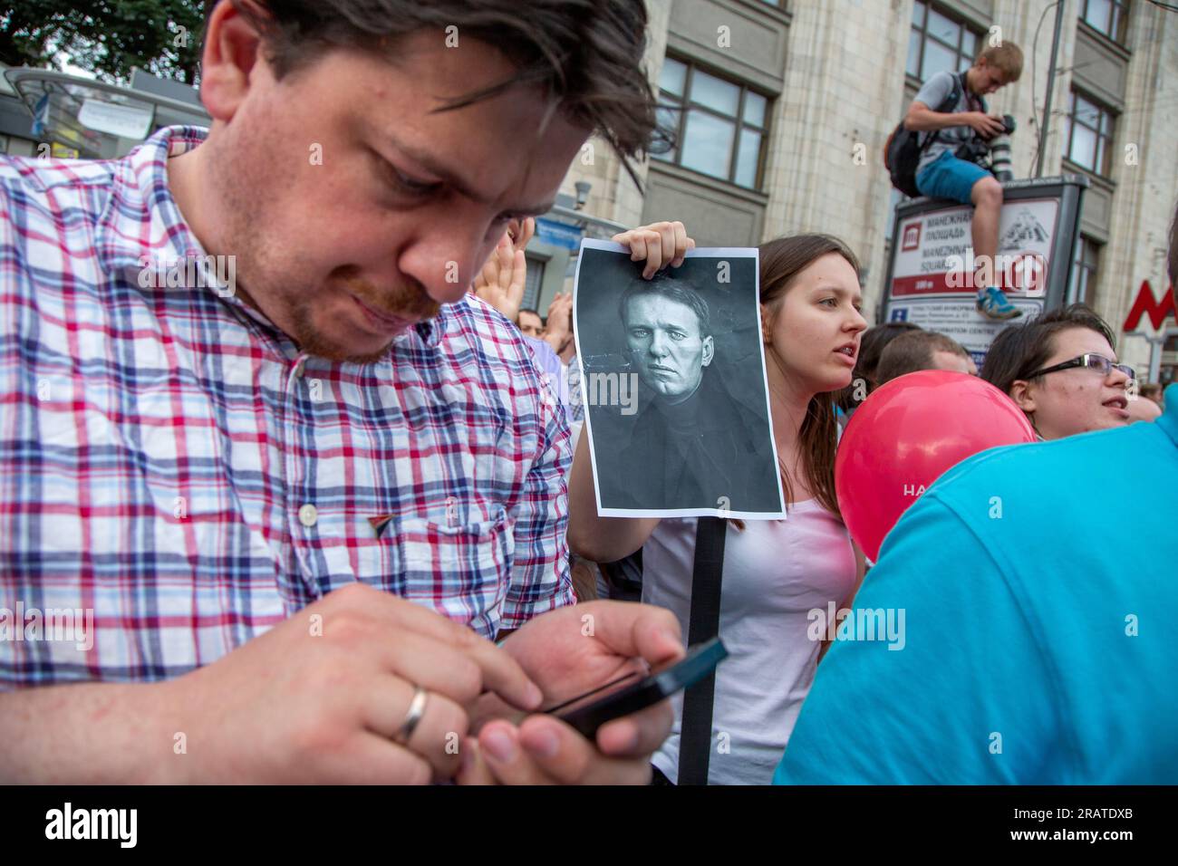 Mosca, Russia. 18 luglio 2013. Leonid Volkov (L), capo di stato maggiore della campagna elettorale dell'attivista dell'opposizione Alexei Navalny, parla al telefono durante una manifestazione di opposizione nel centro di Mosca, in Russia Foto Stock