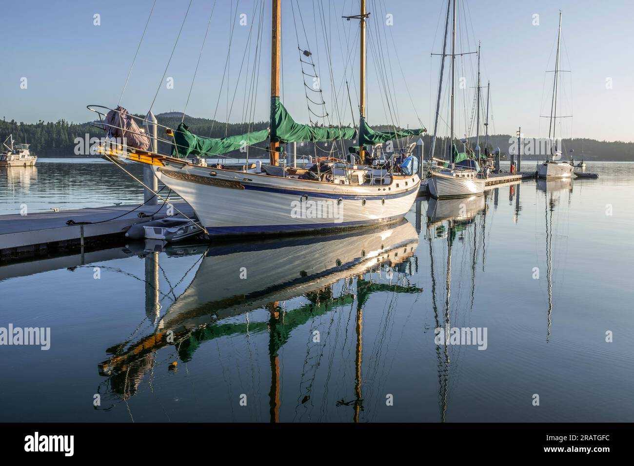 WA24508-00..... WASHINGTON - Sunrise a Cornet Bay, Whidby Island. Foto Stock