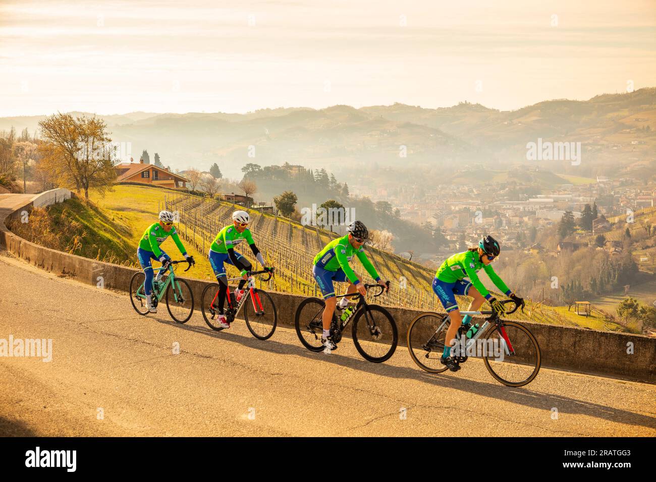 Il percorso panoramico, Canelli, Piemonte, Italia Foto Stock