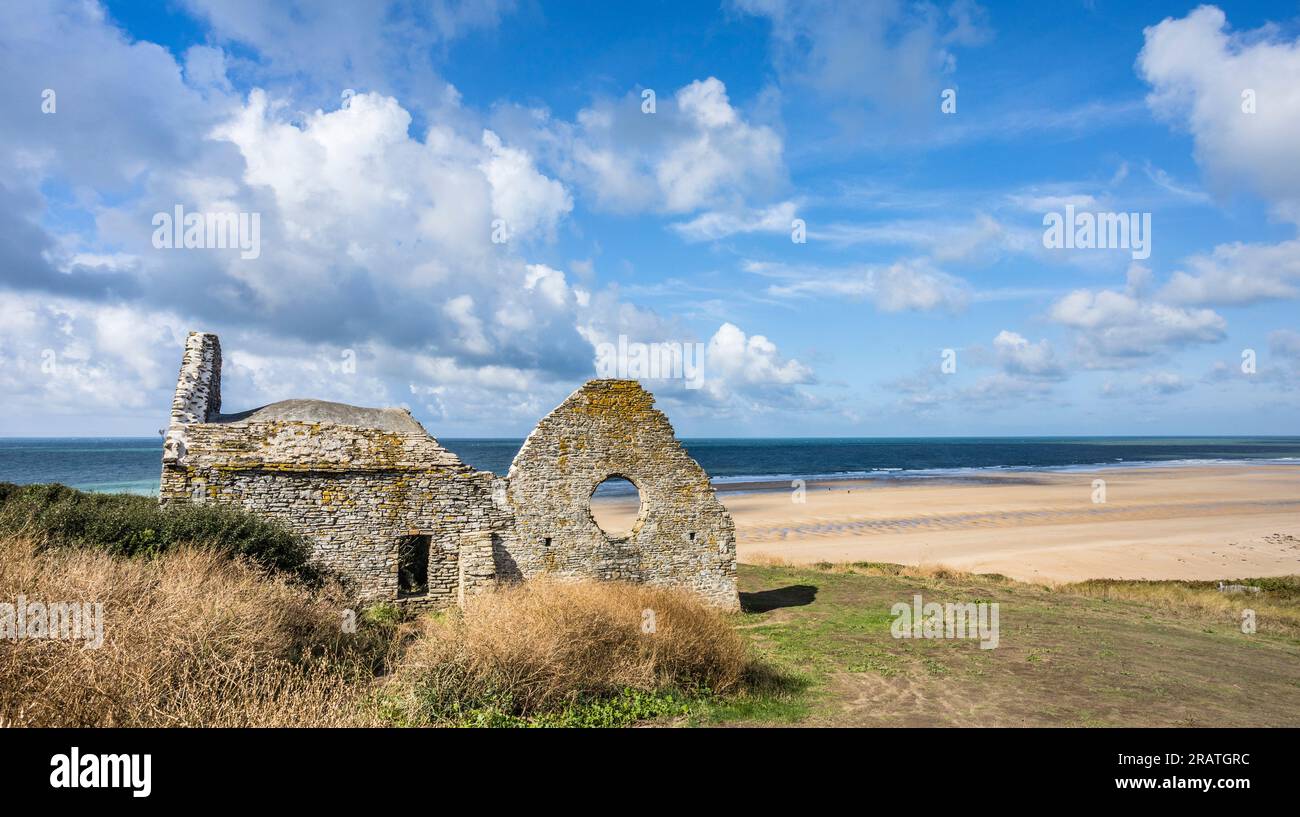 La vecchia chiesa di Saint-Germain de Carteret del XII secolo fu abbandonata alla fine del XV secolo, poiché si temeva che sarebbe stata consumata dall'oceano. Foto Stock