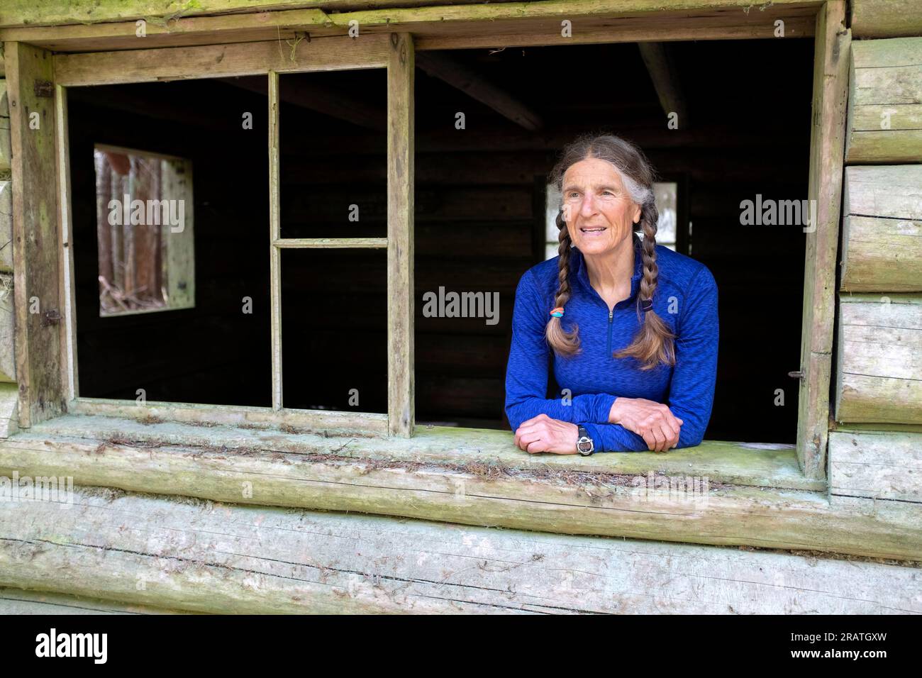 WA24531-00....WASHINGTON - Vicky Spring presso la Remanns Cabin lungo il sentiero del fiume Elwha nel Parco Nazionale Olimpico. Foto Stock