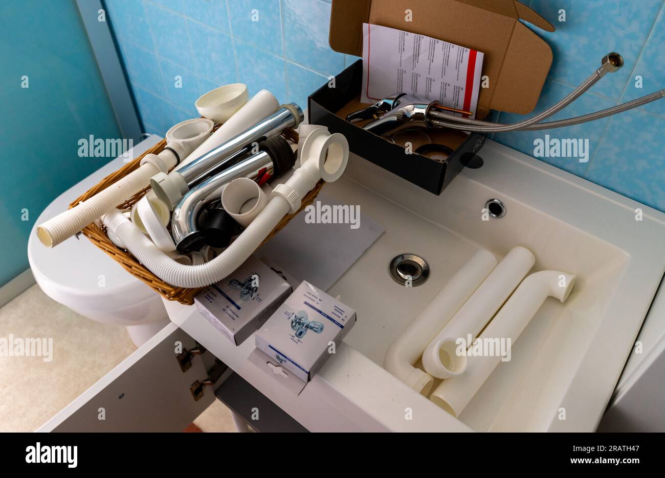 Il bagno sarà rinnovato nella casa Foto Stock