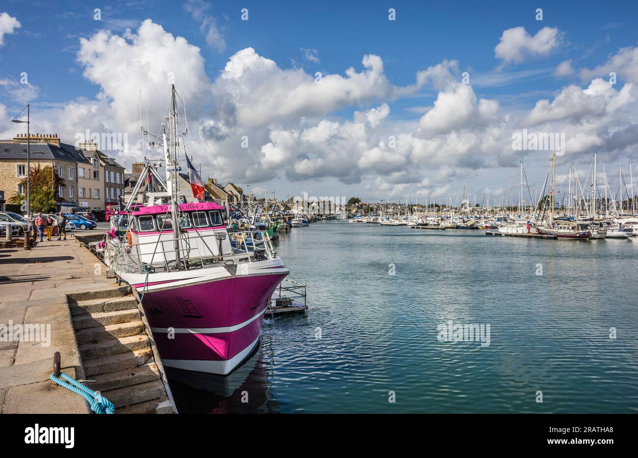 Barche da pesca ormeggiate a Quai Vauban nel porto di Saint-Vaast-la-Houge, penisola di Cotentin, dipartimento di Manche, Normandia, Francia Foto Stock