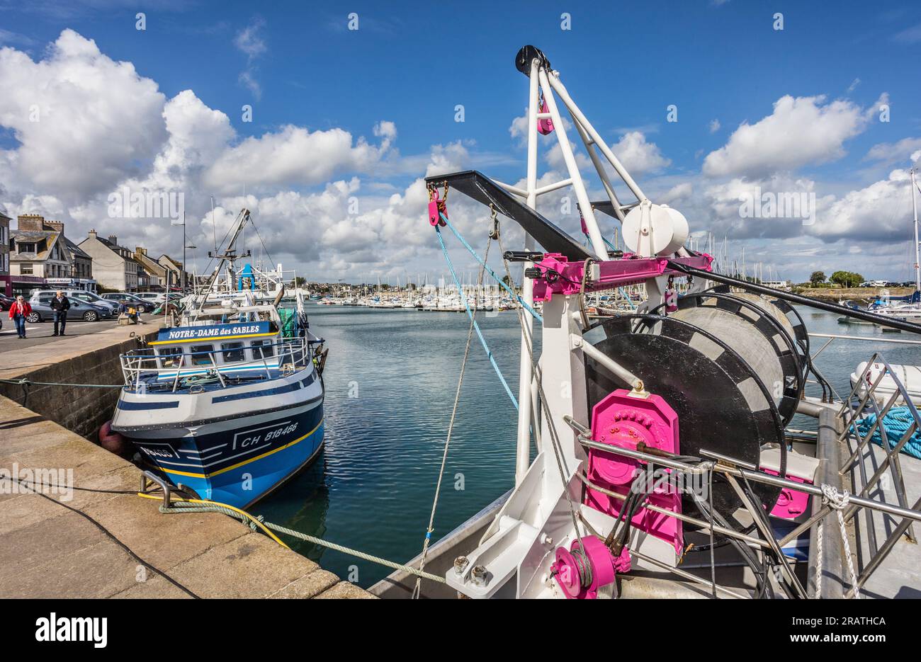 Barche da pesca ormeggiate a Quai Vauban nel porto di Saint-Vaast-la-Houge, penisola di Cotentin, dipartimento di Manche, Normandia, Francia Foto Stock