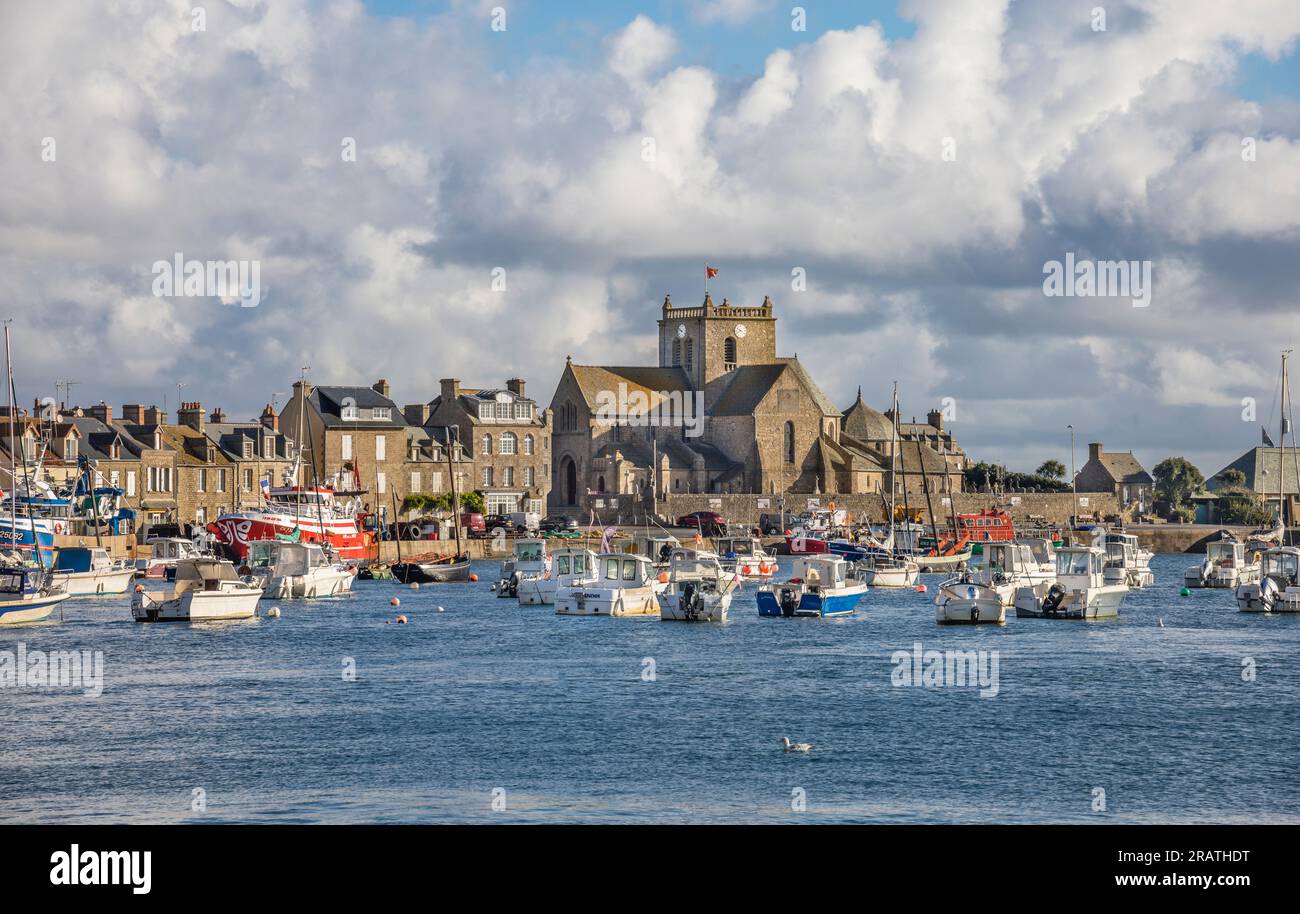 porto del villaggio di pescatori di Pituresque di Barfleur sulla penisola del Cotentin con vista dell'antica chiesa di Nicolas de Barfleur, dipartimento della Manica, Foto Stock
