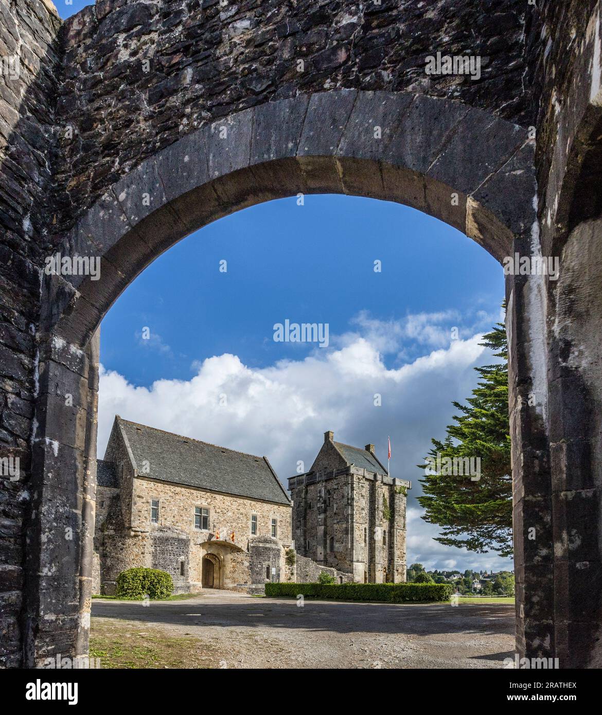 Il castello di Saint-Sauveur-le-Vicomte fu fondato nel X secolo e fu sviluppato in forma itspremiana nel XV secolo e suonò un importa Foto Stock