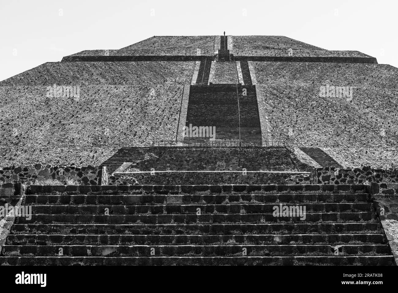 Teotihuacan Sun Pyramid con la silhouette di una guardia in cima, Messico. Foto Stock