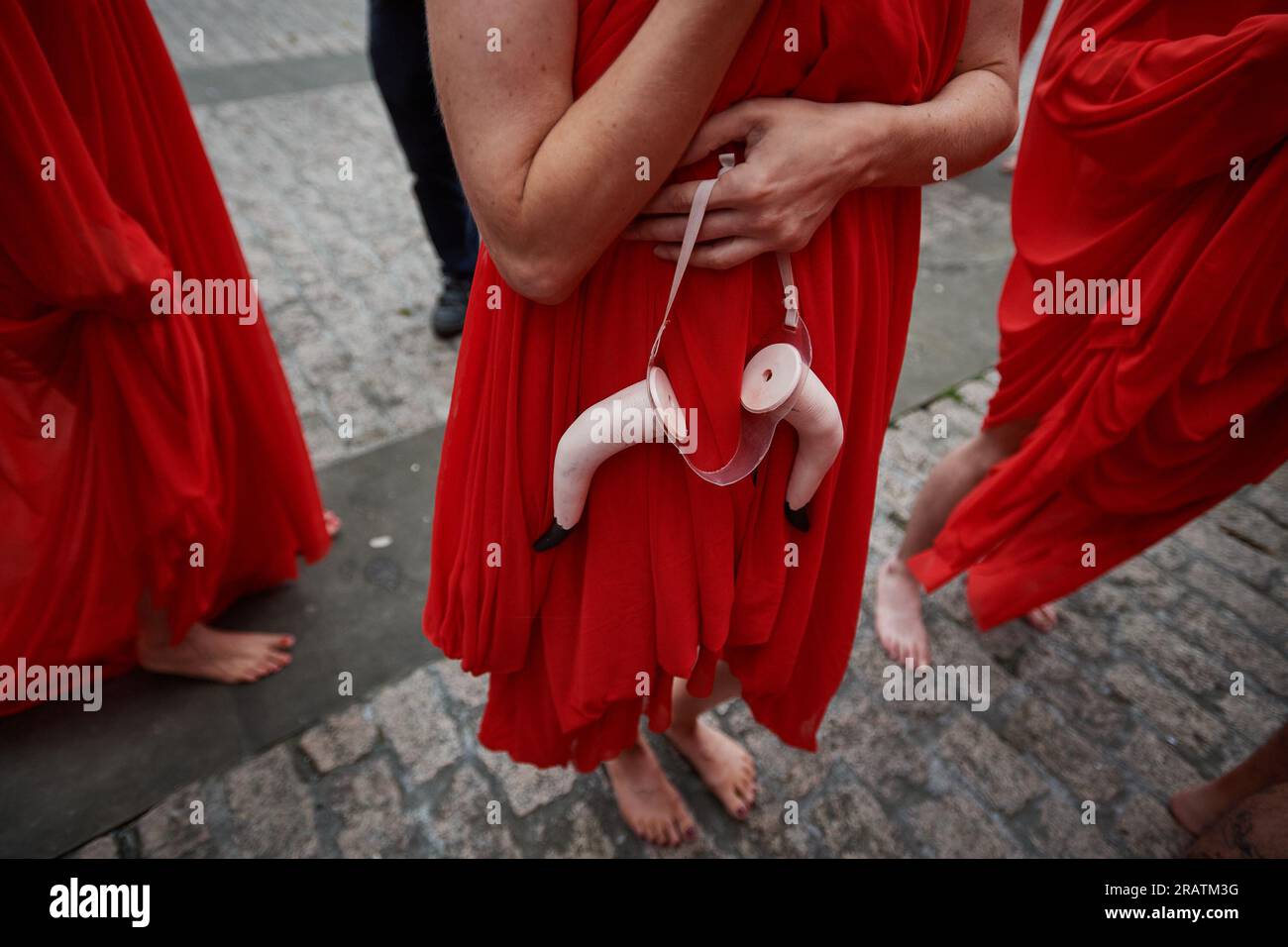 Pamplona, Spagna. 5 luglio 2023. PETA, manifestante anti-corrida, ha visto corna di toro, durante la protesta tenutasi a Pamplona un giorno prima dei festeggiamenti di San Fermin. I manifestanti PETA provenienti da tutto il mondo hanno protestato a Pamplona con un giorno di attesa prima delle festività di San Fermín, protestando contro gli abusi sugli animali. Durante i festeggiamenti di San Fermín, diversi ranch di toro vengono ad eseguire la corrida nel pomeriggio nell'arena e l'uccisione dell'animale. Credito: SOPA Images Limited/Alamy Live News Foto Stock