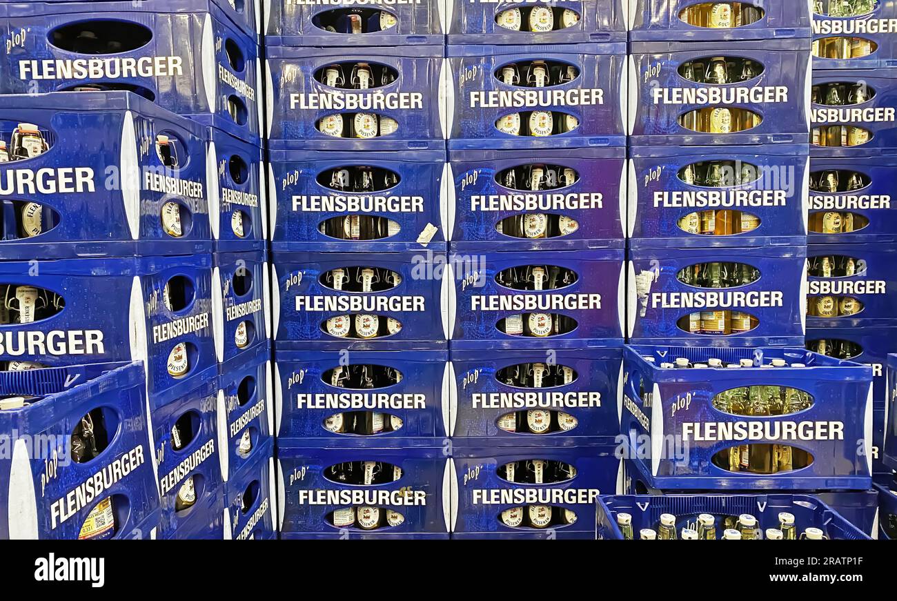 Viersen, Germania - 4 luglio. 2023: Primo piano di molte casse di birra Flensburger blu Foto Stock