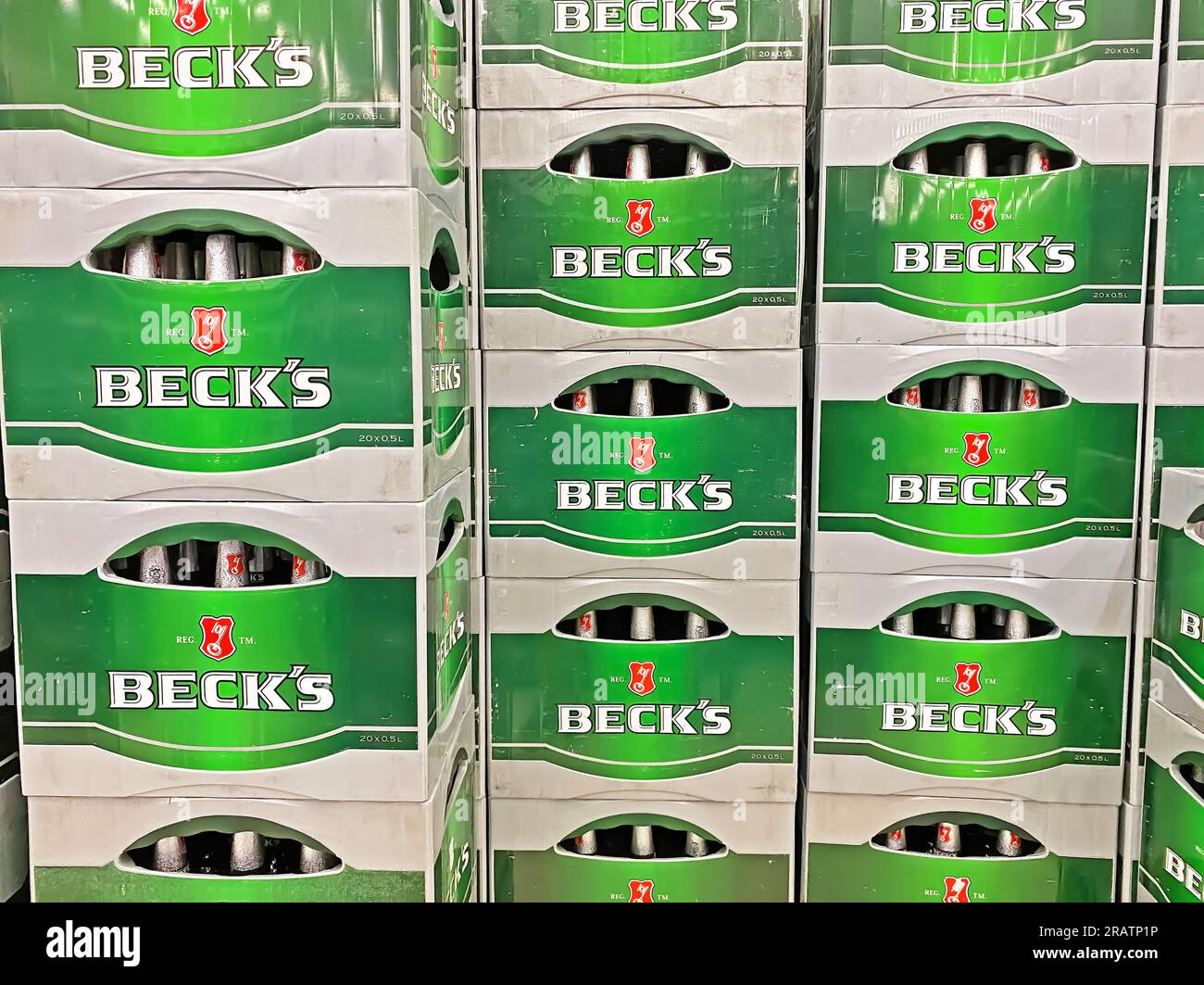 Viersen, Germania - 4 luglio. 2023: Primo piano delle casse di birra Becks verdi grigie nel negozio tedesco Foto Stock