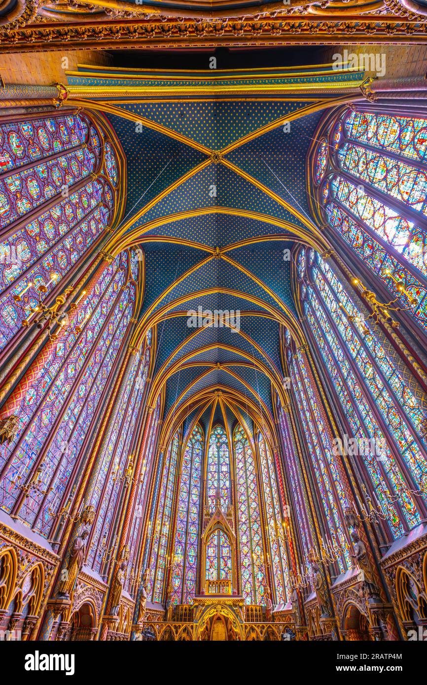 Interno monumentale di Sainte-Chapelle con vetrate colorate, piano superiore della cappella reale in stile gotico. Palais de la Cite, Parigi, Francia Foto Stock