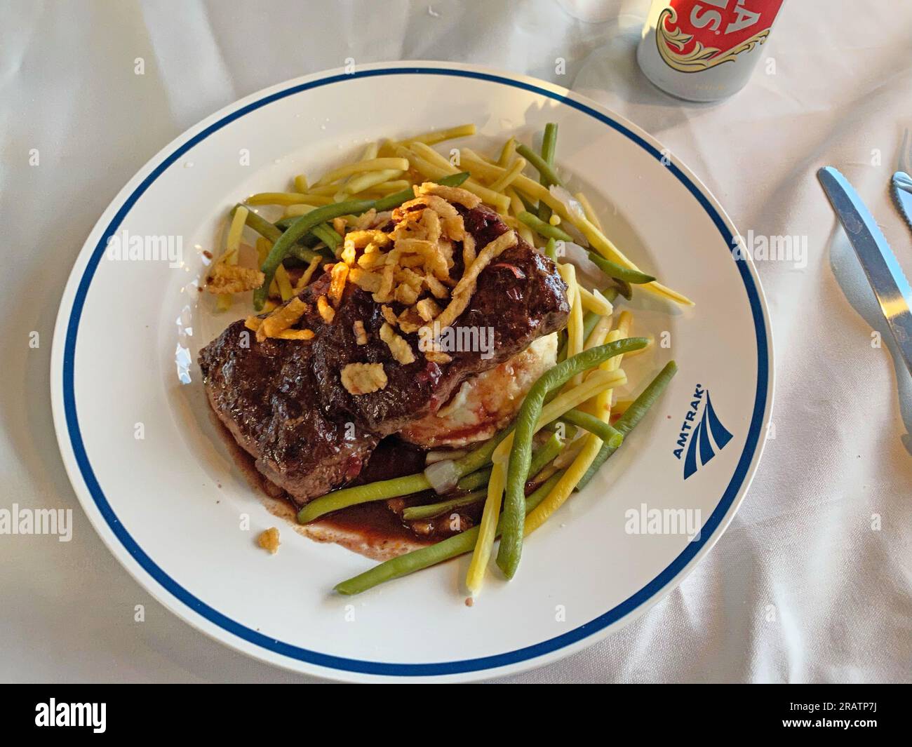 Piatti per la cena nell'AMTRAK Dining Car Foto Stock