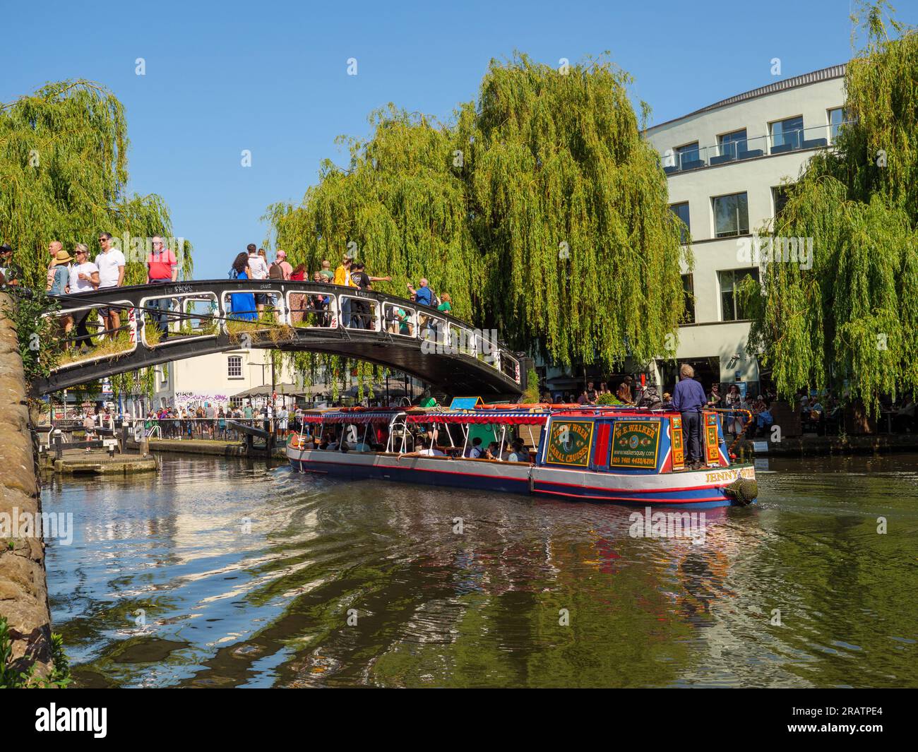 Crociera in barca sul Grand Union Canal a Camden Town, Londra, Regno Unito Foto Stock