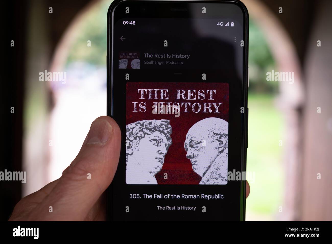 Il resto è il podcast della storia in riproduzione su uno smartphone Google Pixel. Episodio la caduta della Repubblica Romana a Castlefield rovine del forte romano. Foto Stock