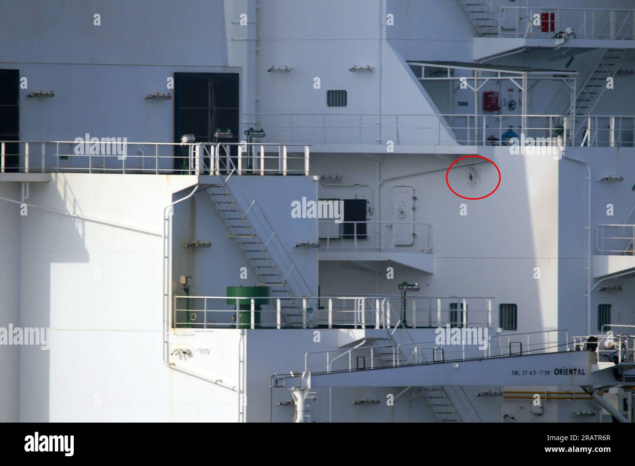 Immagine dei danni subiti dalla M/T Richmond Voyager dopo che il personale di una nave navale iraniana ha sparato lunghe raffiche di colpi da armi di piccolo calibro e armi servite dall'equipaggio durante un tentativo di sequestrare illegalmente la petroliera commerciale nel Golfo dell'Oman, il 5 luglio 2023. La nave iraniana partì dopo l'arrivo degli Stati Uniti Cacciatorpediniere USS McFaul (DDG 74). Foto tramite U.S. Navy/UPI Credit: UPI/Alamy Live News Foto Stock
