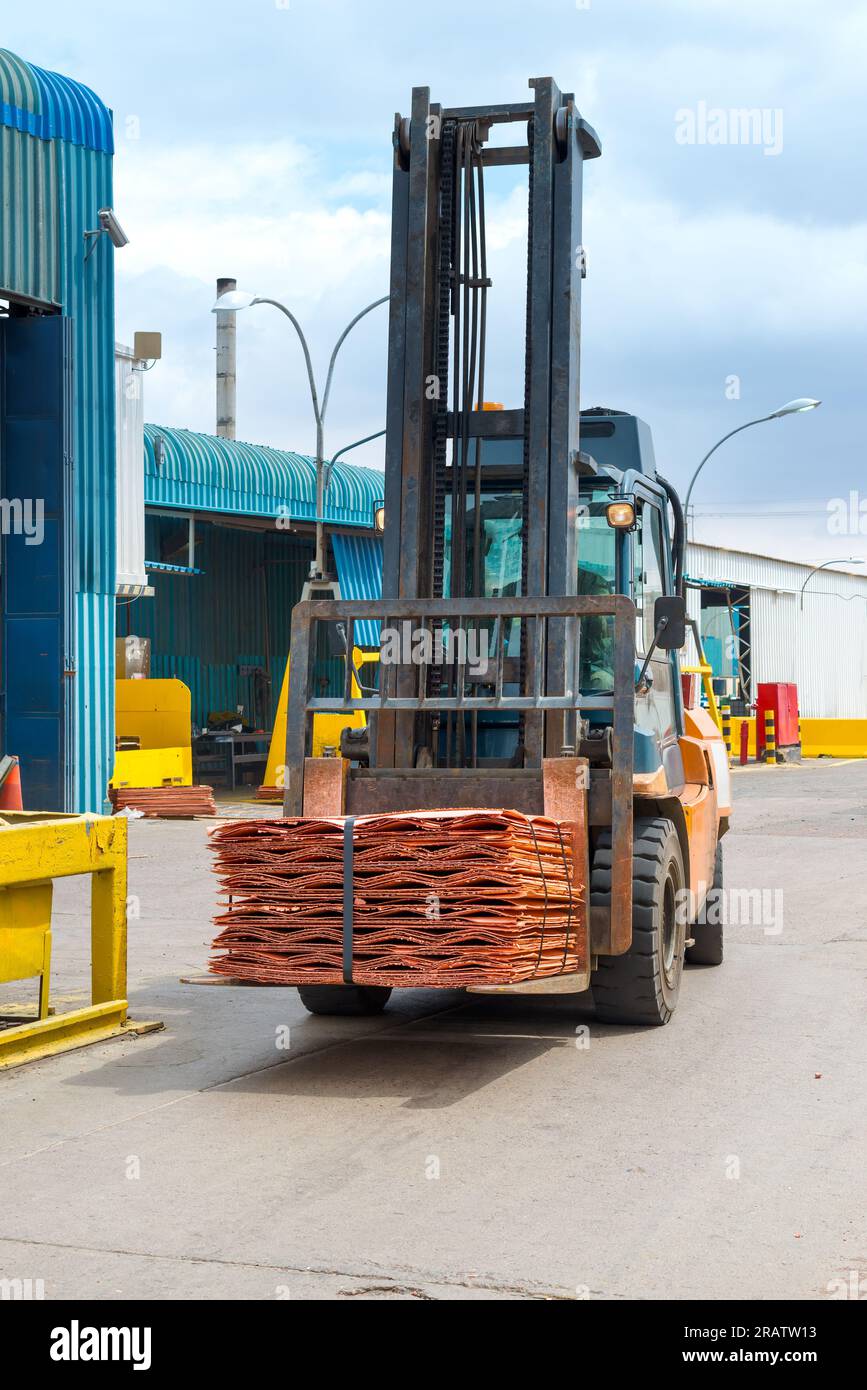 Un carrello elevatore che trasporta catodi di rame nello stabilimento di una miniera di rame. Foto Stock